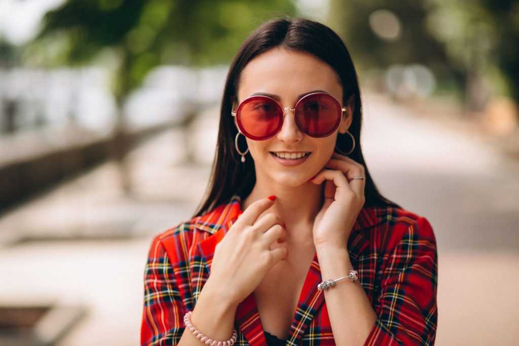 Okulary przeciwsłoneczne to nie tylko modny dodatek, ale także ważny element ochrony naszych oczu przed szkodliwym promieniowaniem UV