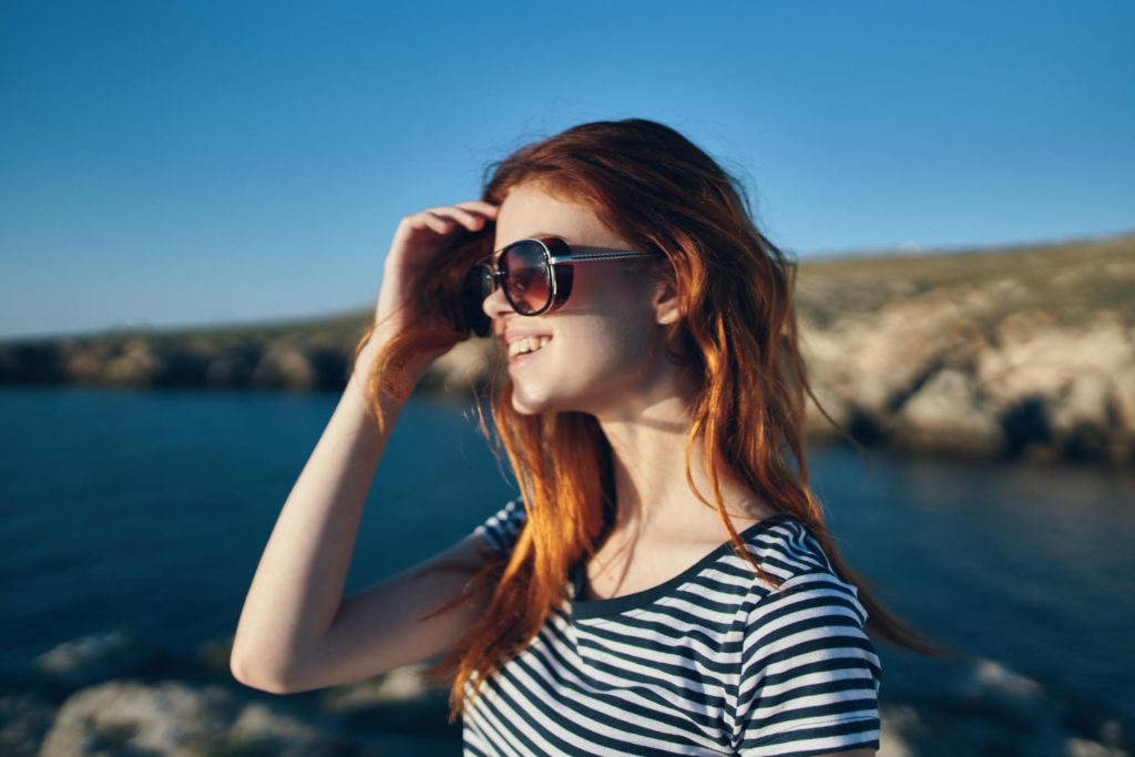 Okulary przeciwsłoneczne to nie tylko funkcjonalny dodatek, ale również ważny element stylizacji
